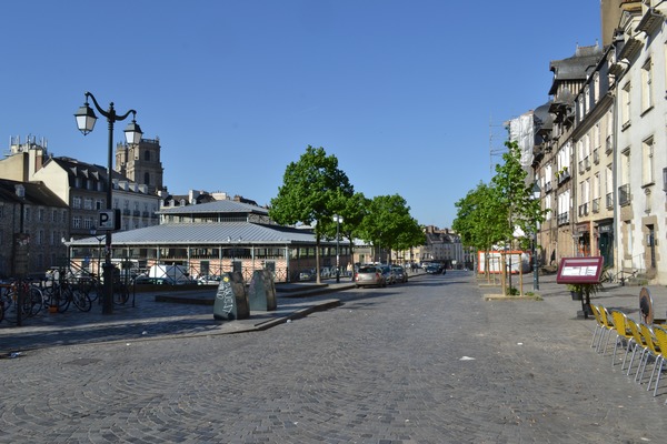 Quel genre d’événement se déroulait sur la place des Lices à Rennes jusqu’au XVIIIᵉ siècle ?