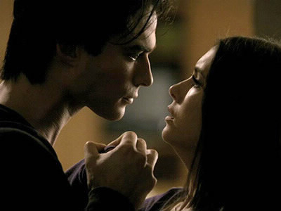 Que fait Damon à Elena pour être sûr de ne pas la perdre pendant le sacrifice ?