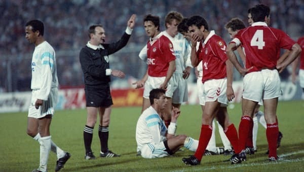 En 1990, l'OM est éliminé en demi-finale de la LDC par le Benfica, quel joueur du club portugais a inscrit un but de la main lors du match retour ?