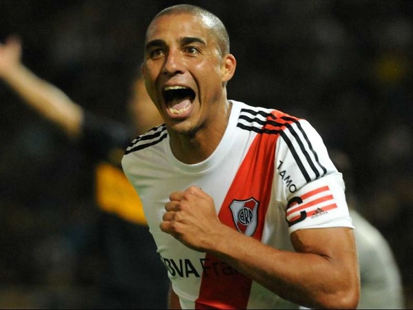 A River Plate, il remporte le Championnat argentin de D2 en 2012.