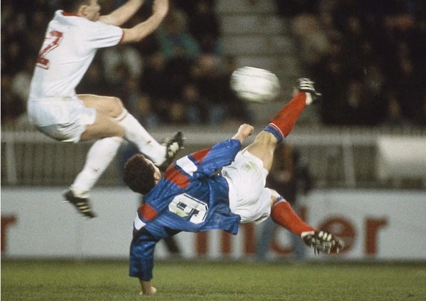 En match amical contre la Belgique en 1992, JPP inscrit l'un des plus beaux buts de sa carrière. Qui lui fait le centre décisif ?