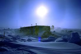 L’URSS a construit beaucoup de stations de recherche en Antarctique, permanentes ou temporaires. Parmi ces dernières, l’une portait le nom curieux et dissuasif de « Pôle d’Inaccessibilité ». Pour quelle raison ?