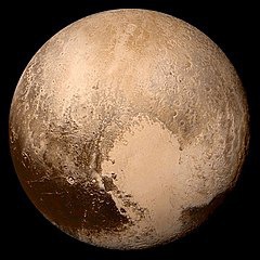 Pluton, od jego odkrycia w 1930 przez Clyde'a Tombaugha do 24 sierpnia 2006r. uznawany był za dziewiątą planetę Układu Słonecznego. Dziś Pluton nazywamy :