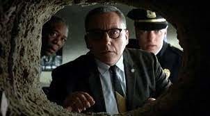 Bob Gunton qu'on a vu aussi dans "Demolition Man", ici dans "Les évadés" où il joue le rôle du sadique directeur de prison.