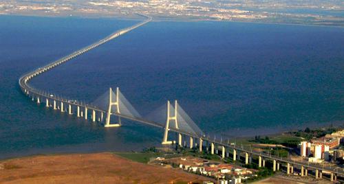 Quel fleuve passe sous le pont Vasco de Gama ?
