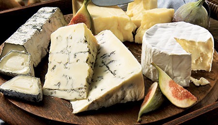 Pourquoi doit-on toujours présenter sur un plateau, les fromages entamés ?