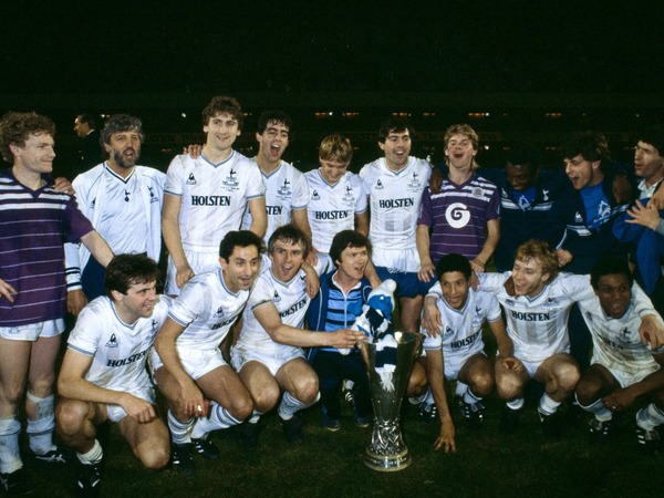En 1984, Tottenham remporte sa seconde coupe UEFA. Contre qui les Spurs ont-ils remporté cette double finale ?