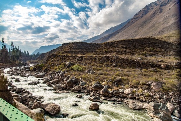 Quelle rivière coule sur les deux côtés de la cité du Machu Picchu ?