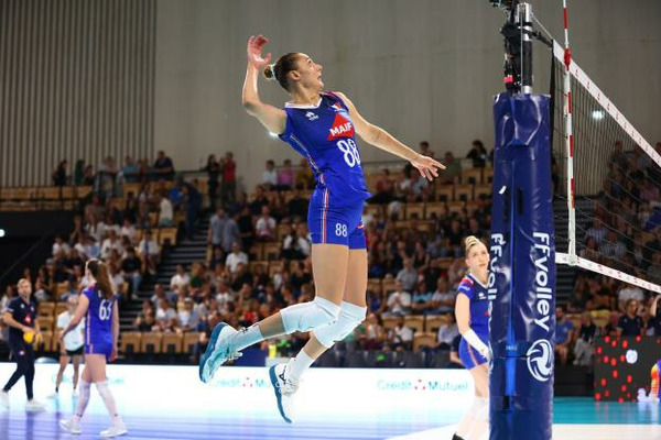 Sur un terrain, combien une équipe de Volley-Ball professionnelle compte-t-elle de joueurs ?