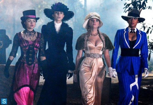 Où vont Hanna, Aria, Spencer et Emily dans l'épisode 13 de la saison 4 pour Halloween ?