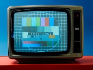 En quelle année la télévision est passée du noir et blanc à la couleur ?