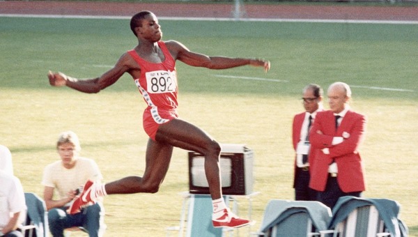 Quel athlète a été champion olympique du saut en longueur à Atlanta en 1996 ?