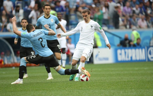 Mais l'aventure s'arrête en quart de finale. La France future championne, élimine la Celeste sur le score de...