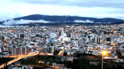 Je suis Ambato, une ville où nait la chaîne montagneuse des Andes. Dans quel pays est-ce que je me situe ?