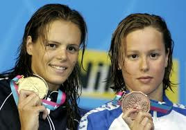 Elles ne passeront pas leurs vacances ensemble. Qui est aux côtés de Laure Manaudou sur cette image ?