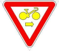 Les cyclistes qui tournent à droite sont autorisés à franchir le feu rouge :