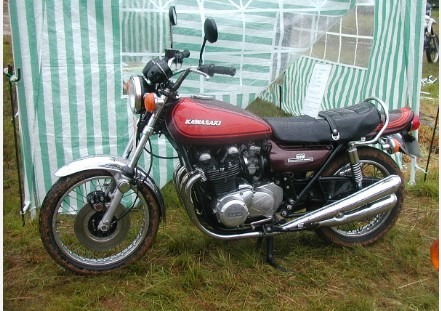 En quelle année Kawasaki a lancé la première moto à 4 temps, la KZ900 ?