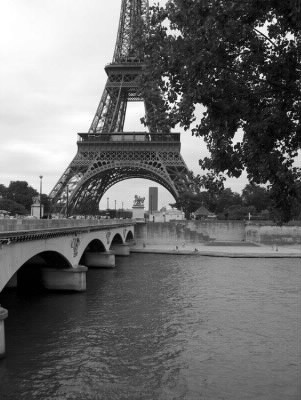 Quel cours d'eau traverse Paris ?