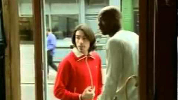 En 2003, Robert Pirès et Sylvain Wiltord se retrouvent chez le coiffeur pour une publicité de...