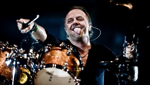 Il est le célèbre batteur du groupe Metallica, c'est ?