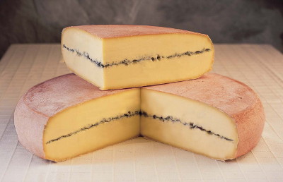Vrai ou faux : La fine couche noire que l’on trouve dans le Morbier, fromage de Franche-Comté, correspond à de la moisissure…