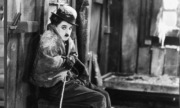 Dans "La Ruée vers l'Or", qu'est-ce que Charlot a du manger pour survivre au froid ?