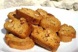 Les biscuits secs et sucrés, appelés canistrelli, sont typiques...