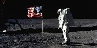 Quel est le premier homme a avoir marché sur la lune ?