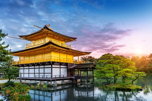 Dans quelle ville japonaise se trouve le temple Kinkaku-ji ?