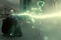 Le sort impardonnable qui tue la personne, Voldemort utilisa ce sort a de nombreuse occasions face à Harry