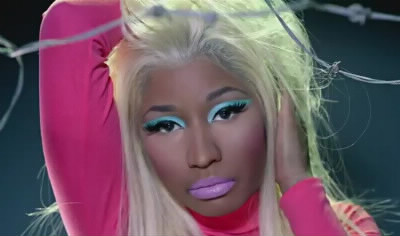Dans Beez in the trap, Nicki Minaj chante seule: