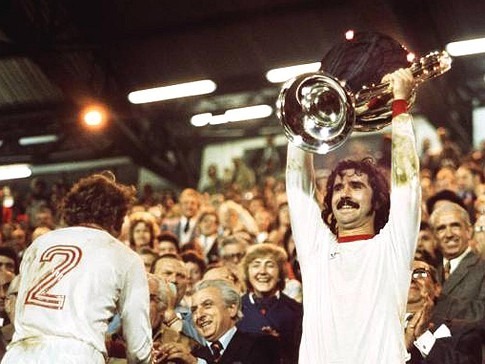 En 1974, le Bayern remporte sa première LDC. Qui les Bavarois ont-ils battu lors de la finale ?