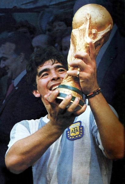 Diego Maradona a remporté la Coupe du Monde 3 fois de suite.
