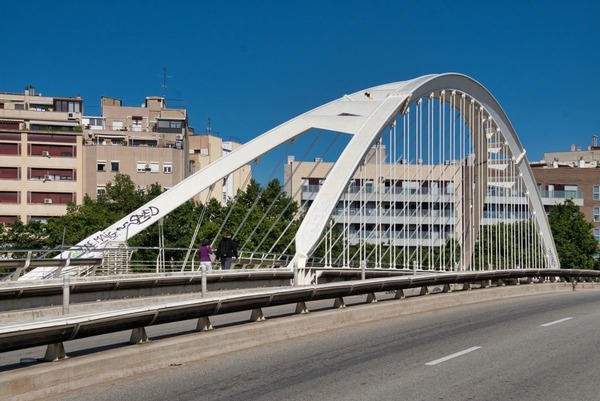 Dans quelle ville se trouve le pont Bac de Roda, premier pont conçu par Santiago Calatrava ?