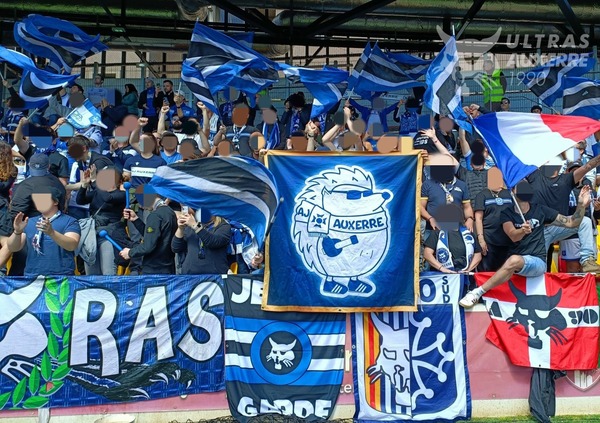 Le plus célèbre groupe de supporters auxerrois a pour nom : Ultras Auxerre.....