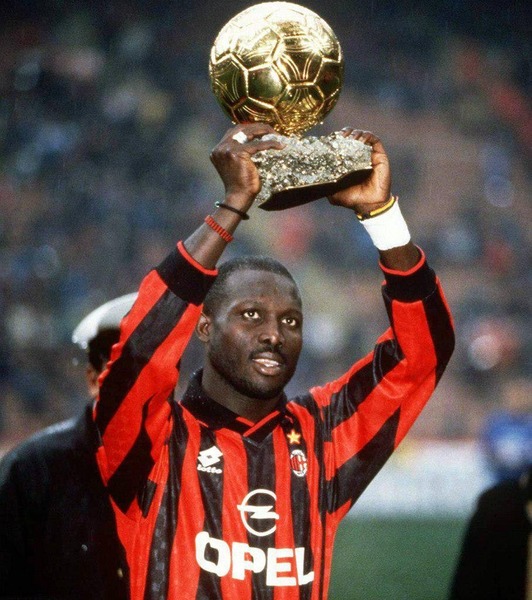 Il remporte le Ballon d'Or France Football la même année. C'est le premier africain à recevoir ce trophée.