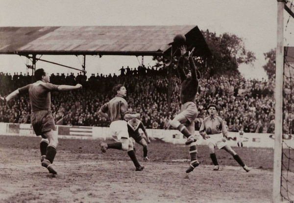Pendant quasiment 20 ans, quel a été le Stade où évoluaient les Girondins ?