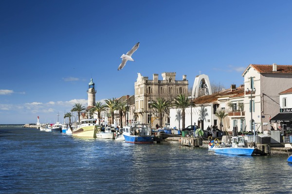 Quelle est la station balnéaire située dans le Gard et regroupant un port de pêche et un port de plaisance ?