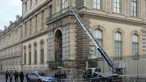 Le 19 octobre, quelle mésaventure le Musée du Louvre a-t-il connu ?