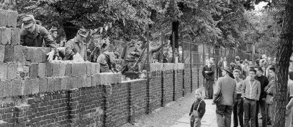 Le 13 août 1961, quelle ville d'Europe a été séparée en deux par un célèbre mur ?
