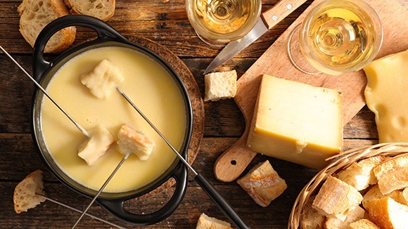 De origen suizo, la receta de la fondue saboyana mezcla 3 quesos. ¿Cuáles son los tres quesos?