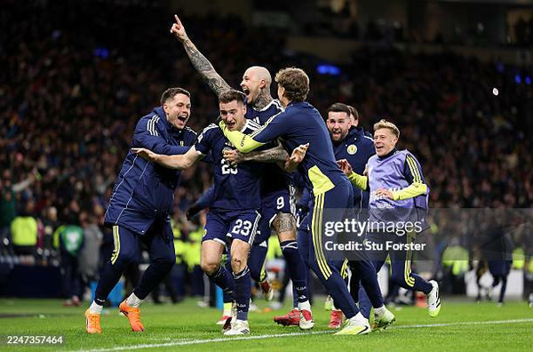 5 minutes plus tard, de quelle somptueuse manière Kenny McLean inscrit-il le 4ème et dernier but du match ?