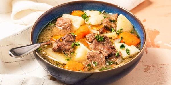 Quel est le nom de cette célèbre spécialité à base de viande d'agneau, pommes de terre et carottes ?