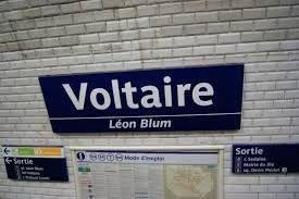 Dans quel arrondissement de Paris se trouve la station de métro "Voltaire" ?