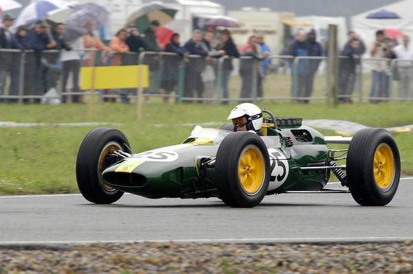 Au volant de sa Lotus-Climax, qui est ce britannique qui remporte le Championnat du Monde de Formule 1 ?