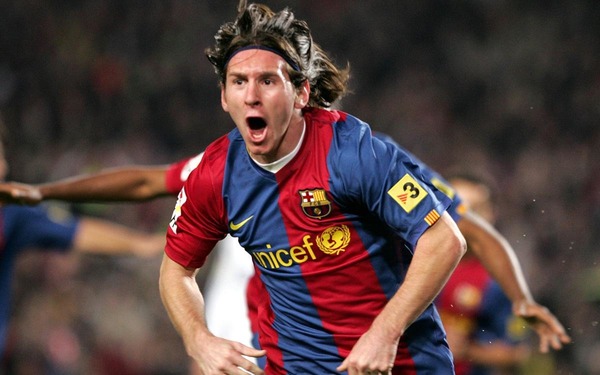 Dans quelle équipe junior Lionel Messi évoluait-il avant de rejoindre le FC Barcelone en 2000 ?