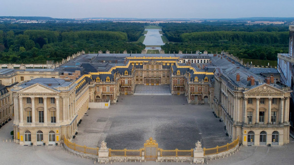 Au cours de quel siècle, la construction du Château de Versailles a-t-elle débuté ?