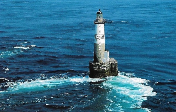 Quel phare se trouve dans l'île de Sein, Finistère ?