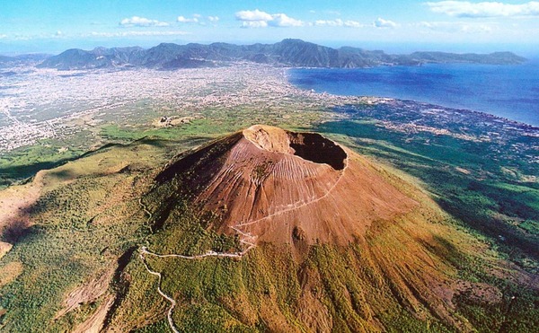 Quel volcan italien, d'une altitude de 1 281 m, borde la baie de Naples ?