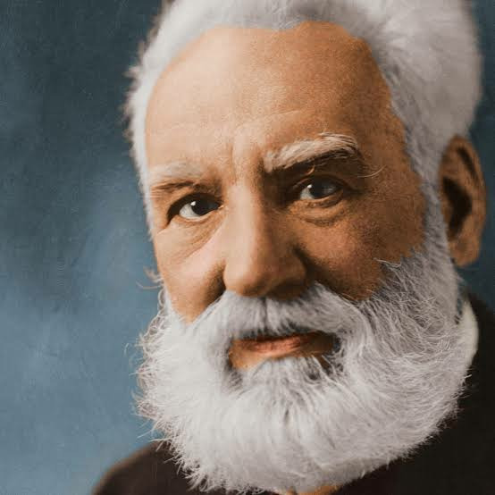 En 1876, cet écossais est à l'origine de l'invention du téléphone. C'est ?